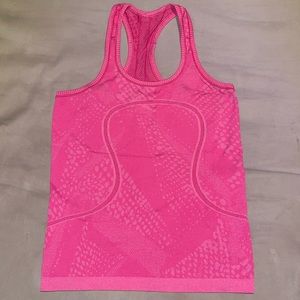 Swiftly Tech Razorback Lululemon Shirt! Super cute and unique design! Size 8